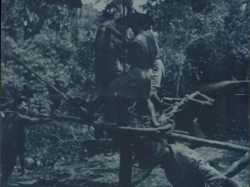 Pengeboran secara manual untuk penambangan timah, Bangka, Tahun 1951