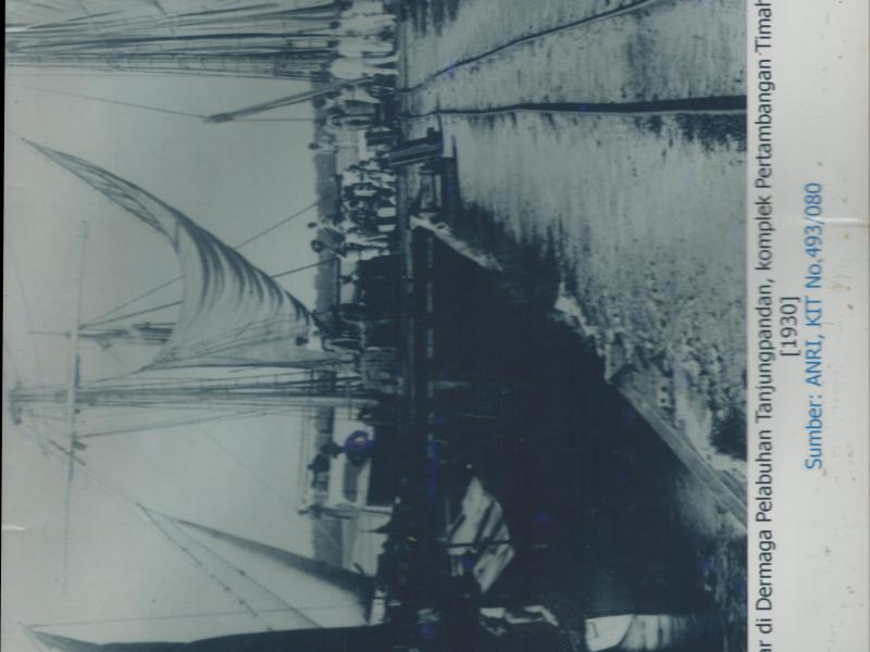 Perahu layar di dermaga pelabuhan Tanjungpandan, komplek pertambangan timah, Biliton (belitung), Tahun 1930