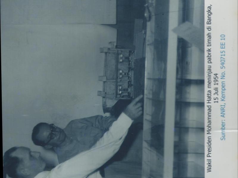 Wakil Presiden Mohammad Hatta meninjau pabrik timah di Bangka, 1954