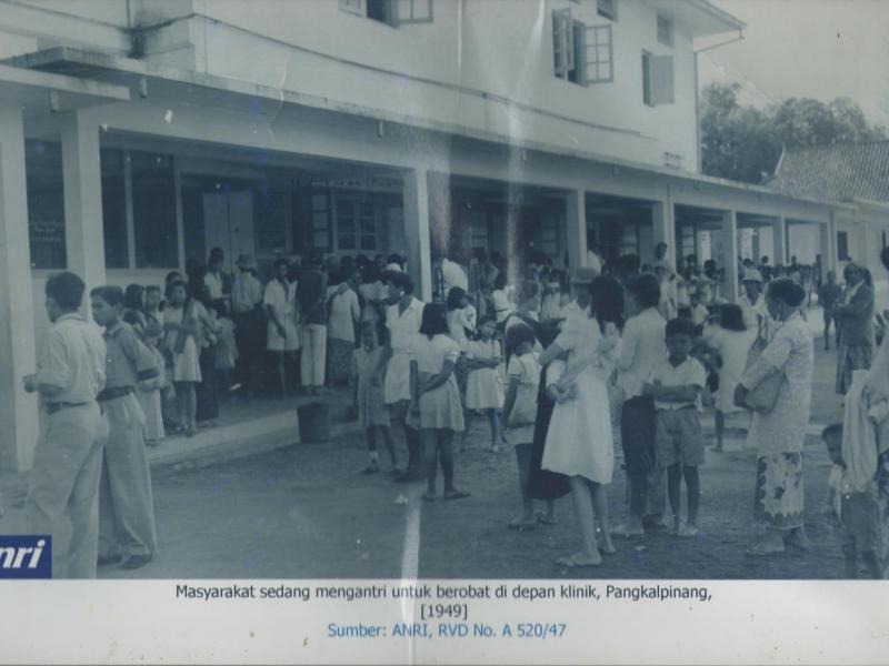 Antrian Masyarakat di Klinik Pangkalpinang, Tahun 1949