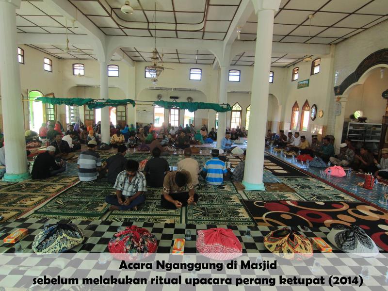 TRADISI PERANG KETUPAT DI DESA TEMPILANG, BANGKA BARAT, TAHUN 2014