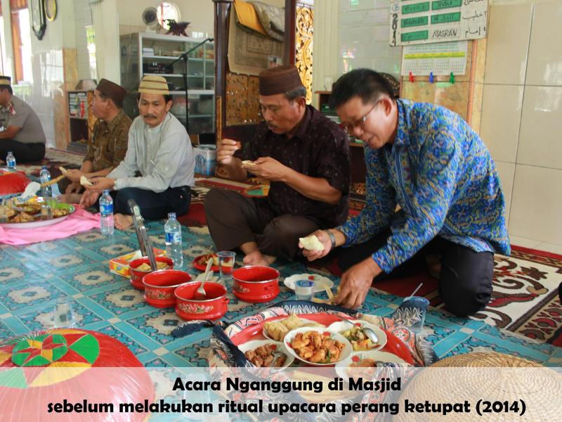 TRADISI PERANG KETUPAT DI DESA TEMPILANG, BANGKA BARAT, TAHUN 2014