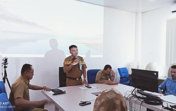 Kepala DKPUS Babel Rakhmadi mewakili Plh Sekda Babel saat membuka Rakor Perencanaan dan Sinkronisasi Renja 2025 di GLP Babel, Senin (22/4/2024).