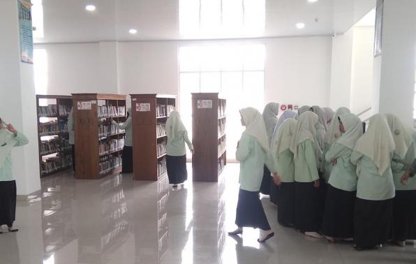 Santri Ponpes Modern Hidayatusslikin Pangkalpinang, Babel, saat belajar di Perprov Babel, Kamis (7/9/2023). Santri Ponpes Modern Hidayatusslikin Pangkalpinang, Babel, saat belajar di Perprov Babel, Kamis (7/9/2023).