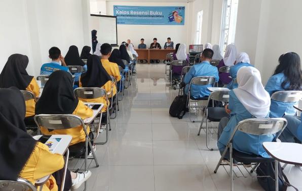 Rakhmadi, Kepala DKPUS Babel membuka Kelas Resensi Buku Bersama Duta Bahasa di GLP Provinsi Babel, Jumat (28/7/2023).