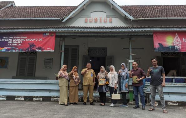 Tim Penelusuran Budaya Etnis DKPUS Babel foto bersama di depan Museum Kabupaten Belitung. 