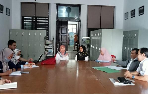 Kabid Pengelolaan Arsip Daerah DKPUS Babel Doni Golput mewakili Kepala DKPUS Babel Rakhmadi bersama sub koordinator dan arsiparis berdialog dengan Tim ANRI, Rabu (23/11/2022). 