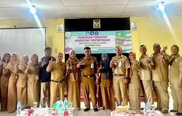 Kepala DKPUS Babel foto bersama saat pembinaan persiapan akreditasi perpustakaan SLBN Koba, Senin (23/10/2023).