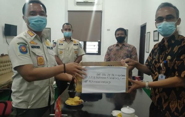 Asyraf Suryadin Kadis DKPUS Babel menyerahkan bantuan dari Pegawai DKPUS untuk SANDI