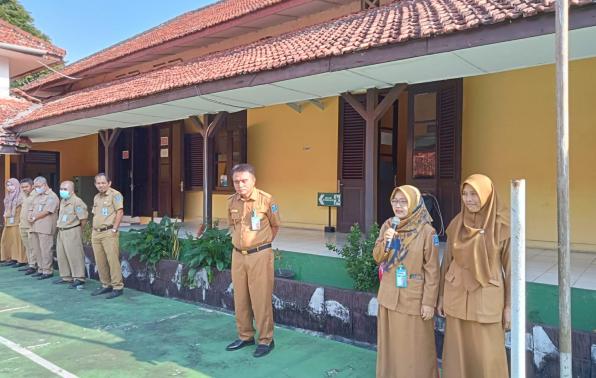  Lely, Pegawai DKPUS yang baru saat memperkenalkan diri dihadapan seluruh pegawai DKPUS Babel. 