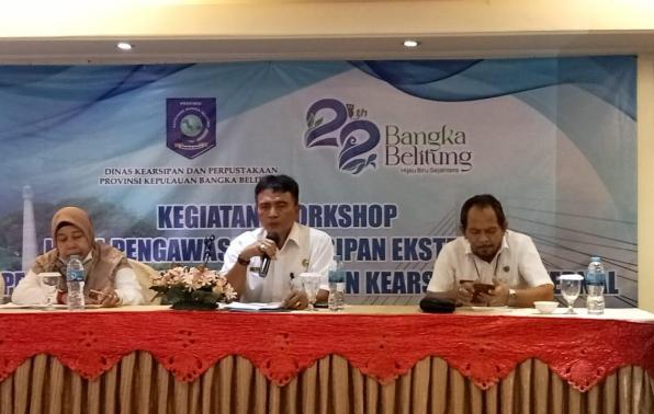 Kepala DKPUS Babel Rakhmadi didampingi Kabid Pengelolaan Arsip Daerah DKPUS Babel Doni Golput memberikan pengarahan sekaligus membuka Workshop Hasil Pengawasan Kearsipan Ekternal, Rabu (30/11/2022).