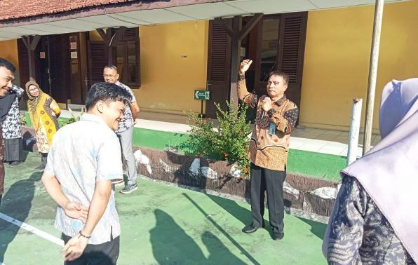 Kepala DKPUS Babel Rakhmadi saat memberikan pengarahan dalam Apel Pagi DKPUS Babel, Kamis (28/12/2023).