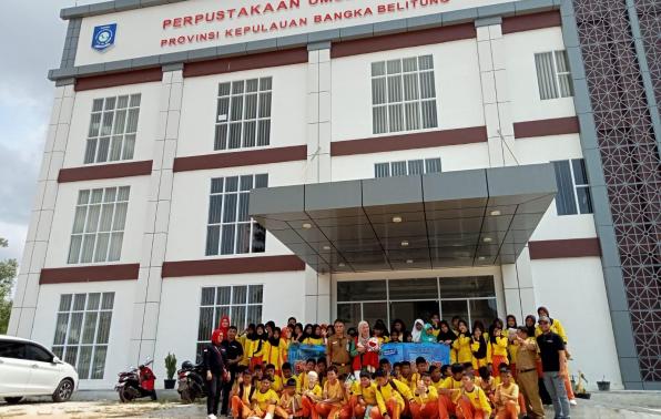 Puluhan anak SDN 1 Pangkalpinang foto bersama Kepala DKPUS Babel, Senin (20/11/2023).