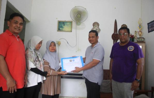 Penyerahan uang duka oleg Pj Sekda Babel Fery Afriyanto kepada istri almarhum ASN Babel, Nasli, Jumat (1/11/2024).