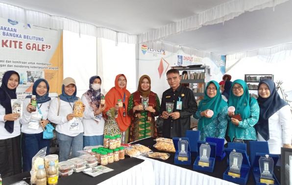 Kepala DKPUS Babel Rakhmadi bersama Pj Ketua TP PKK Babel, Safriati Safrizal saat meninjau Stand TPBIS DKPUS Babel, Kamis (30/11/2023).