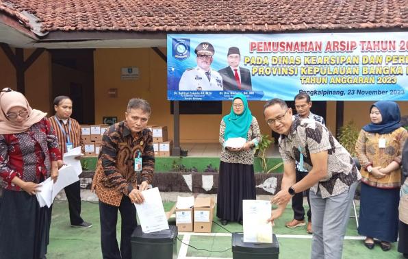 Kepala DKPUS Babel Rakhmadi bersama Sekretaris DKPUS Babel Yopi Wijata simbolis melakukan penghancuran arsip, Kamis (23/11/2023). Kepala DKPUS Babel Rakhmadi bersama Sekretaris DKPUS Babel Yopi Wijata simbolis melakukan penghancuran arsip, Kamis (23/11/2023).