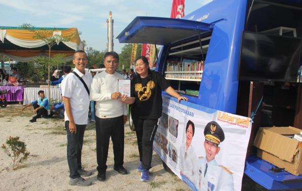  Kepala DKPUS Babel Rakhmadi bersama Pj Ketua TP PKK Babel Maya Suganda. 
