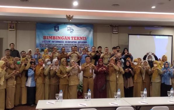  Kepala DKPUS Babel Rakhmadi foto bersama peserta Bimtek SIKN/JIKN, Senin (12/12/2022).