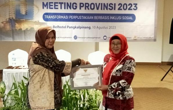 Subeti Makdriani selaku Pustakawan Ahli Utama Perpusnas RI menyerahkan Piagam Penghargaan kepada perwakilan Bappeda Provinsi Babel, Kamis (10/8/2023). Subeti Makdriani selaku Pustakawan Ahli Utama Perpusnas RI menyerahkan Piagam Penghargaan kepada perwakilan Bappeda Provinsi Babel, Kamis (10/8/2023).