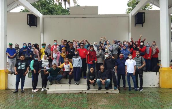 Kepala DKPUS Babel Rakhmad foto bersama seluruh Pegawai DKPUS Babel saat Family Gathering di Taman Sari Pangkalpinang, Selasa (21/12/2021).