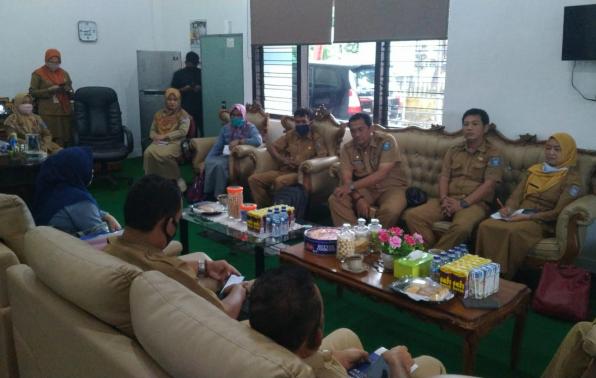 Kepala DKPUS Bangka Tengah saat berkunjung ke DKPUS Babel.