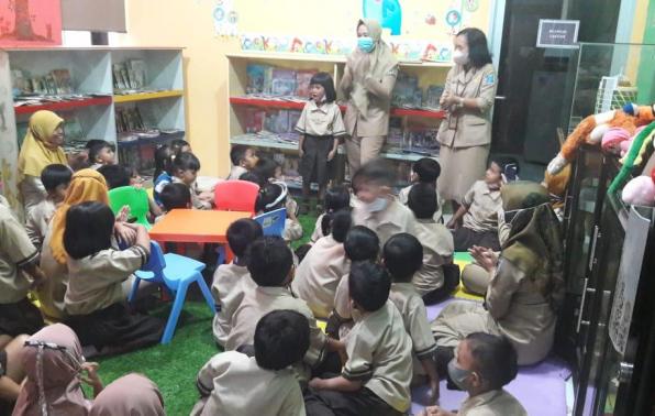 Puluhan anak TK Pembina Kecamatan Taman Sari Pangkalpinang saat belajar cinta buku dan mengela perpustakaan di Perpusprov Babel, Selasa (9/11/2021). Puluhan anak TK Pembina Kecamatan Taman Sari Pangkalpinang saat belajar cinta buku dan mengela perpustakaan di Perpusprov Babel, Selasa (9/11/2021).