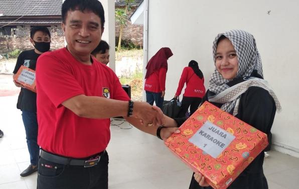 Kepala DKPUS Babel Rakhmadi menyerahkan hadiah kepada Pemenang Lomba Karoke.