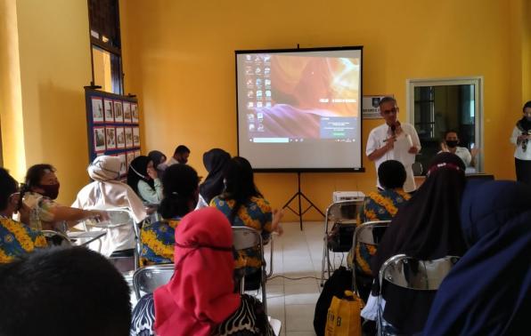 Kepala DKPUS Babel Dr Asyraf Suryadin memberikan pengarahan kepada para pengelola perpustakaan sekolah dan Perguruan Tinggi di Pulau Bangka.
