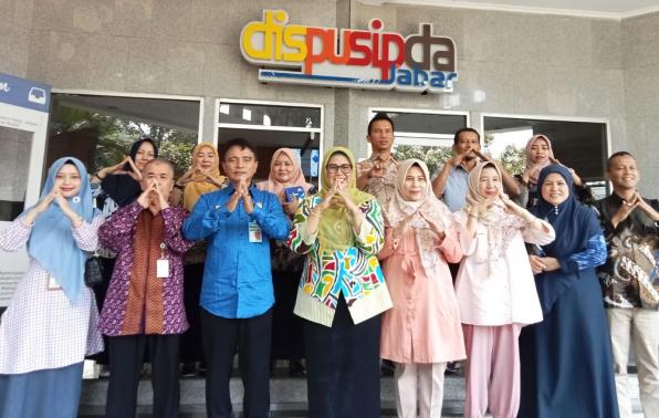 Kepala DKPUS Babel Rakhmadi beserta tim foto bersama Kepala Dispusipda Jabar.