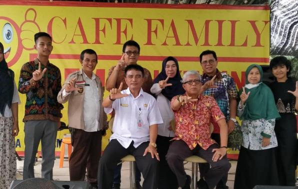 Kepala DKP Sumbar Novrial didampingi jajarannya foto bersama Kepala DKPUS Babel Rakhmadi beserta jajarannya usai kunjungannya ke Kantor DKPUS Babel, Rabu (30/11/2022).