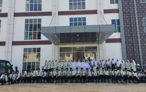 Para santri hidayatusslikin foto bersama di halaman Gedung Layanan Perpusprov Babel, Kamis (13/7/2023). 