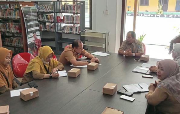 Kepala DKP Bateng saat koordinasi hasil pengawasan kearsipan di Kantor DKPUS Babel, Selasa (14/3/2023)