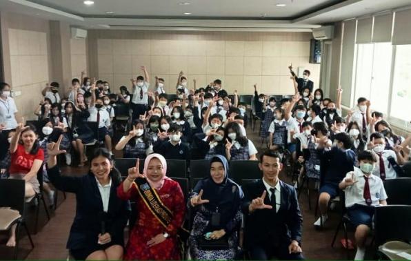 Bunda Literasi Babel Sri Rahayu Naziarto didampingi Kabid Pelestarian Koleksi Nasional dan Pelestarian Naskah Kuno DKPUS Babel Mirdayati foto Bersama Kepala Sekolah dan Siswa-siswi dan Orang Tua SDH Bangka, Kamis (20/10/2022).