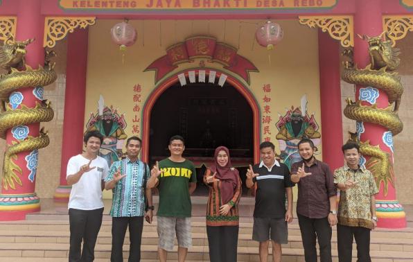 Tim DKPUS Babel foto bersama di depan Kelenteng Jaya Bakti Desa Rebo, Kecamatan Sungailiat, Kabupaten Bangka, Provinsi Babel, Kamis (15/12/2022). 