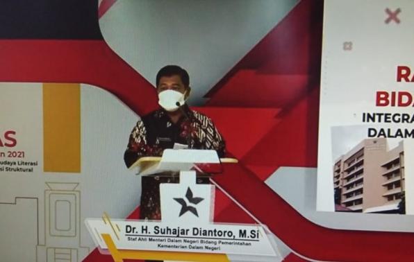 Staf Ahli Mendagri Bidang Pemerintahan, Suhajar Diantoro membuka Rakornas Bidang Perpustakaan Tahun 2021.