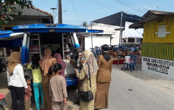 Anak-anak Kampung Air Asin Kelurahan Pasir Putih, Kecamatan Bukit Intan, Pangkalpinang antusias membaca buku yang disediakan di Mobil Pusling DKPUS Babel.