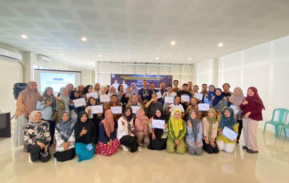 40 Kades dan Pengurus Perpusdes se-Bangka Barat selaku peserta PLM, foto bersama. 