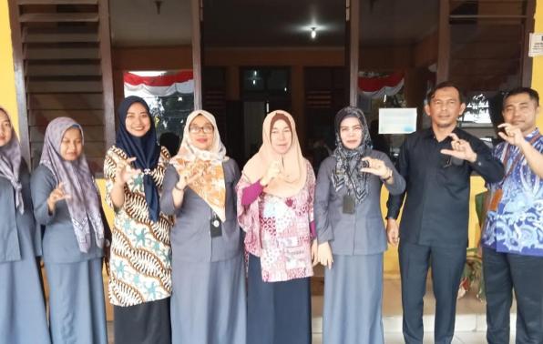  Kabid Pelestarian Koleksi Nasional dan Pelestarian Naskah Kuno DKPUS Babel foto bersama Ketua dan Tim KID Provinsi Babel. 