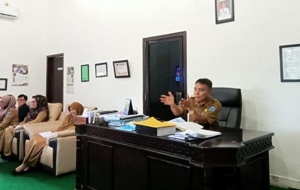 Kepala DKPUS Babel Rakhmadi saat memimpin rapat persiapan kegiatan pemusnahan arsip DKPUS. 
