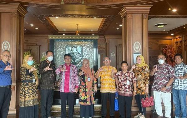 Kepala DKPUS Babel Rakhmadi beserta rombongan foto bersama disela kunjungan ke Provinsi Jambi, Jumat (2/12/2022).