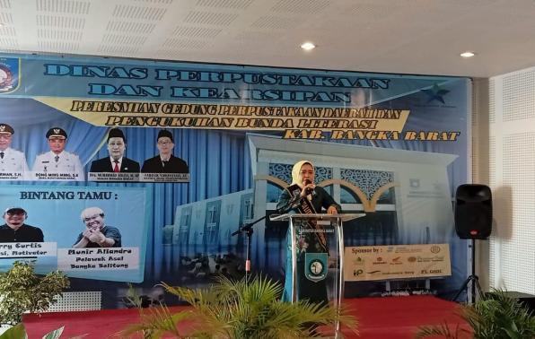 Bunda Literasi Babel Sri Rahayu Naziarto menyampaikan sambutan dalam acara Pengukuhan Bunda Literasi Kabupaten Bangka Barat Rosmala, Selasa (15/11/2022).