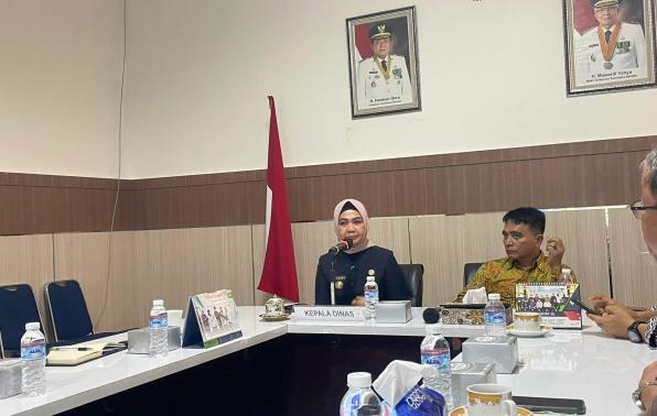 Kepala Dinas Perpustakaan Provinsi Sumsel saat menyambut kunjungan Kepala DKPUS Provinsi Babel, Kamis (8/12/2022).