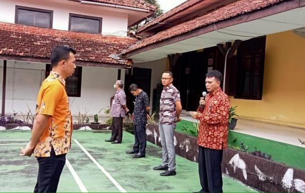Kepala DKPUS Babel Rakhmadi memberikan pengarahan kepada para pegawai DKPUS di Apel Pagi, Kamis (24/11/2022). Kepala DKPUS Babel Rakhmadi memberikan pengarahan kepada para pegawai DKPUS di Apel Pagi, Kamis (24/11/2022).