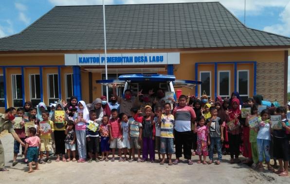 Tim Pusling DKPUS Babel foto bersama Pelajar di Desa Labu, Puding Besar, Bangka.