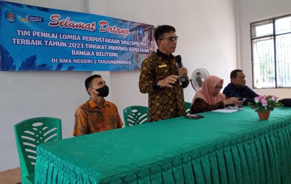 Kepala DKPUS Babel Rakhmadi memberikan sambutan dalam lanjutan kunjungan visitasi penilaian Lomba Perpustakaan Sekolah Terbaik Tingkat Provinsi Babel, di SMAN 1 Tanjungpandan, Belitung, Kamis (13/4/2023). 
