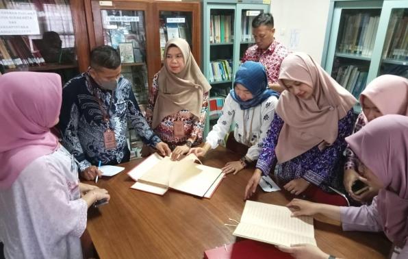 Tim Pustakawan DKPUS Babel saat diajari sekilas cara membuat kotak asam penyimpanan naskah kuno di Dinas Arpus Jateng, Kamis (7/12/2023).