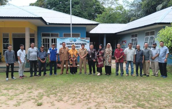 Tim Penggalian Budaya Etnis DKPUS Babel foto bersama saat menyambangi Desa Lalang, Belitung Timur.