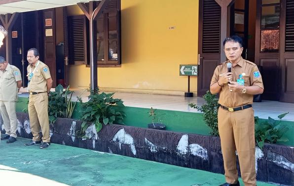 Rakhmadi, Kepala DKPUS Babel saat memberikan pengarahan saat Apel Pagi DKPUS, Selasa (25/7/2023). (foto: istimewa).