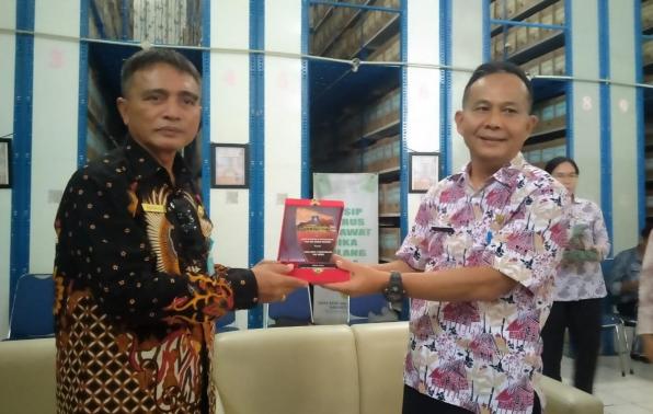 Kepala DKPUS Babel Rakhmadi menerima cinderamata dari Kepala DAP Kabupaten Bogor, Kamis (16/11/2023).