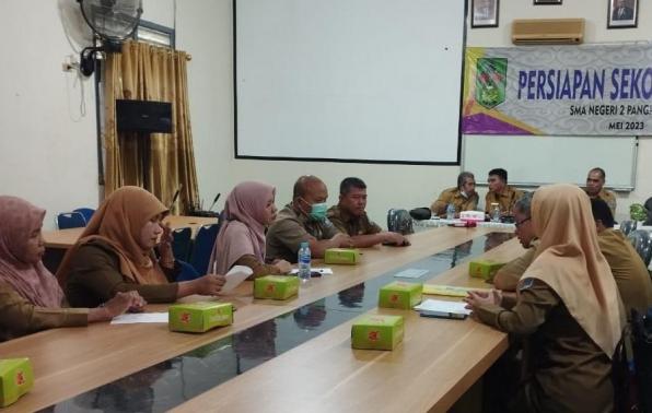  Kepala DKPUS Babel Rakhmadi bersama tim, saat menyambangi SMAN 2 Pangkalpinang, Senin (12/6/2023).